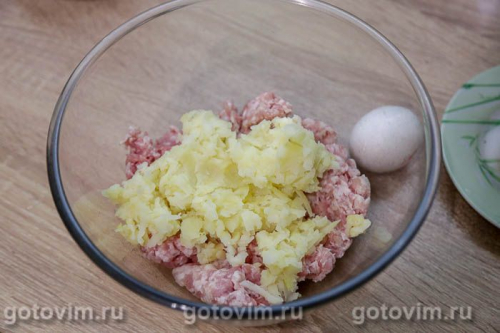 Мясные котлеты с картофелем в микроволновке