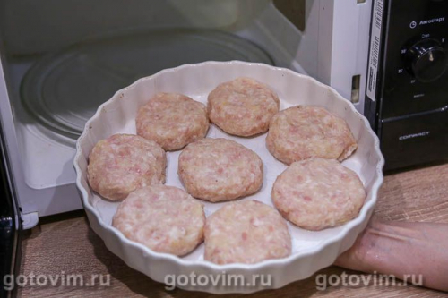 Мясные котлеты с картофелем в микроволновке
