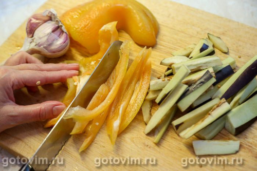 Скумбрия с баклажанами и картофелем, запеченная в фольге