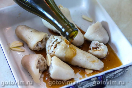 Свиные хвосты с хрустящей корочкой, запеченные в пиве с чесноком