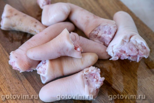 Свиные хвосты с хрустящей корочкой, запеченные в пиве с чесноком