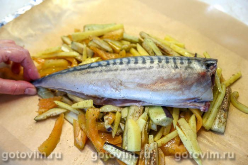 Скумбрия с баклажанами и картофелем, запеченная в фольге