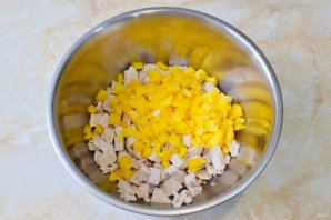 Салат с курицей, перцем и помидорами Салат с курицей, перцем и помидорами